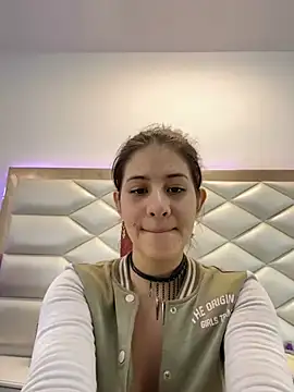 Snapshot of MiaQueen021 chatting on February 2025 06:45:01 PM MiaQueen021 online show from February 2025 06:45:01 PM