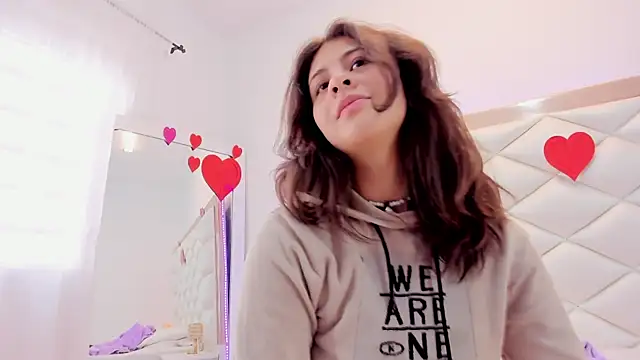 Snapshot of MiaQueen021 chatting on February 2025 06:40:01 PM MiaQueen021 online show from February 2025 06:40:01 PM