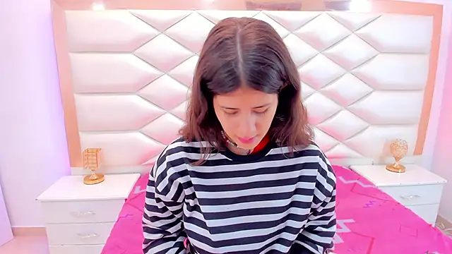 Snapshot of MiaQueen021 chatting on March 2025 12:22:02 PM MiaQueen021 online show from March 2025 12:22:02 PM