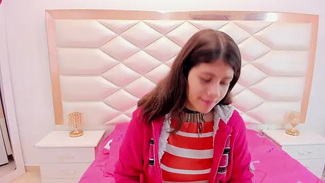 Snapshot of MiaQueen021 chatting on March 2025 12:26:01 PM MiaQueen021 online show from March 2025 12:26:01 PM