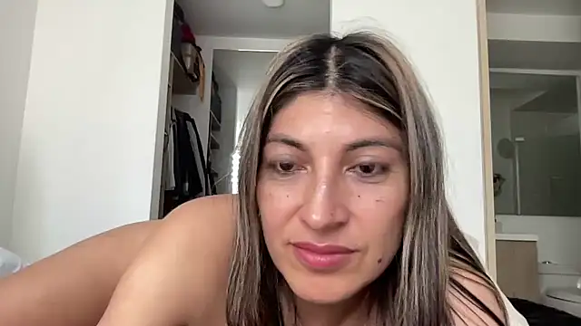 LunaBeya online show from April 2026 02:33:02 PM