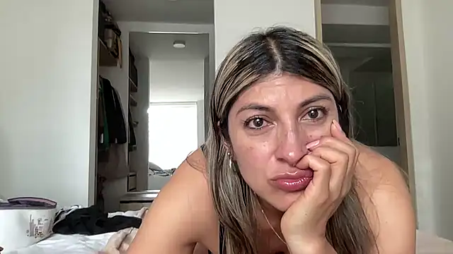 LunaBeya online show from July 2026 09:43:02 PM