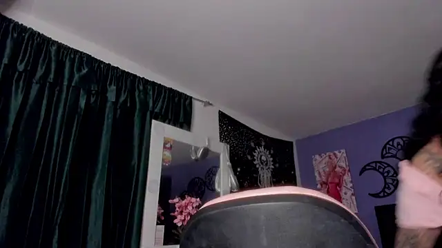 Thalassa Roott online show from November 2025 12:00:01 AM