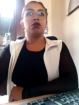 Snapshot of AnonymousGirl chatting on October 2025 02:39:02 PM AnonymousGirl online show from October 2025 02:39:02 PM