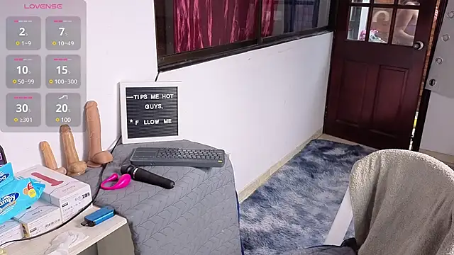 Snapshot of SexLaura_ chatting on March 2025 10:40:01 PM SexLaura online show from March 2025 10:40:01 PM