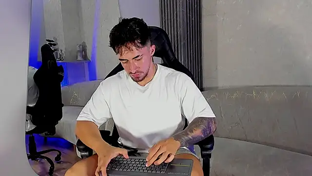 Snapshot of Brad_Summer chatting on July 2026 05:52:01 PM Brad Summer online show from July 2026 05:52:01 PM