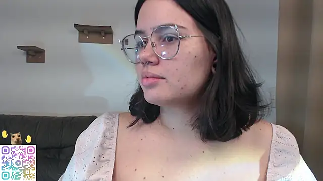 Snapshot of crystalll_room chatting on June 2026 02:01:01 AM crystalll room online show from June 2026 02:01:01 AM