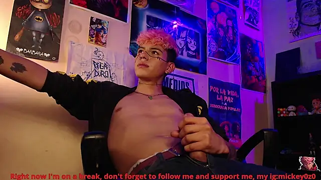 Snapshot of Mickey_Magic chatting on November 2025 02:43:02 PM Mickey Magic online show from November 2025 02:43:02 PM