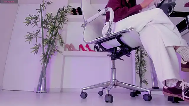 hannah howeell   online show from November 2025 09:31:02 AM