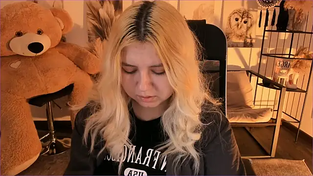 DiaAngell online show from December 2025 07:20:01 PM