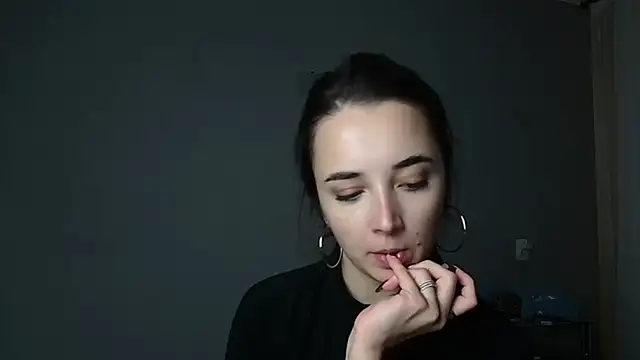 Eva Gloryy online show from November 2025 01:23:01 PM