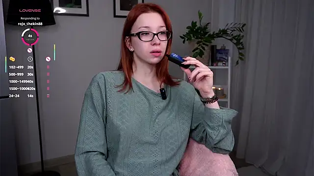 Snapshot of HildaFerrett chatting on October 2025 01:04:02 AM HildaFerrett online show from October 2025 01:04:02 AM