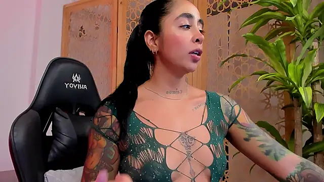 Snapshot of sophierooy22 chatting on January 2025 01:53:01 PM sophierooy22 online show from January 2025 01:53:01 PM