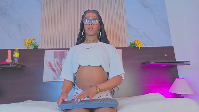 nahomy james25 online show from October 2025 10:40:02 PM