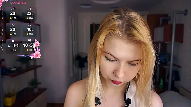 Snapshot of LynetHakes chatting on September 2025 04:25:01 AM LynetHakes online show from September 2025 04:25:01 AM