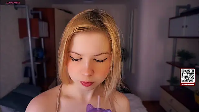 Snapshot of LynetHakes chatting on October 2025 04:07:01 AM LynetHakes online show from October 2025 04:07:01 AM