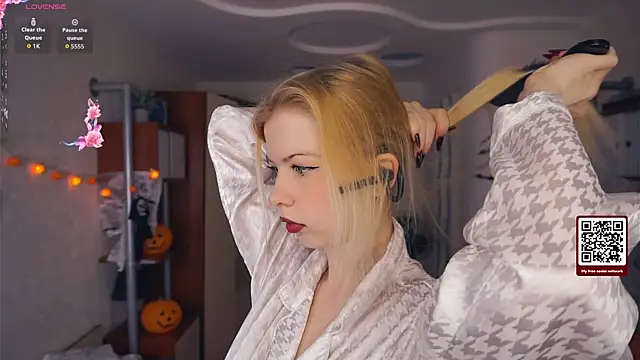 Snapshot of LynetHakes chatting on October 2025 04:10:01 AM LynetHakes online show from October 2025 04:10:01 AM