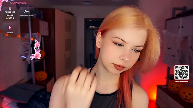 Snapshot of LynetHakes chatting on October 2025 04:22:01 AM LynetHakes online show from October 2025 04:22:01 AM