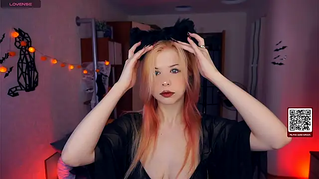 Snapshot of LynetHakes chatting on October 2025 04:12:01 AM LynetHakes online show from October 2025 04:12:01 AM