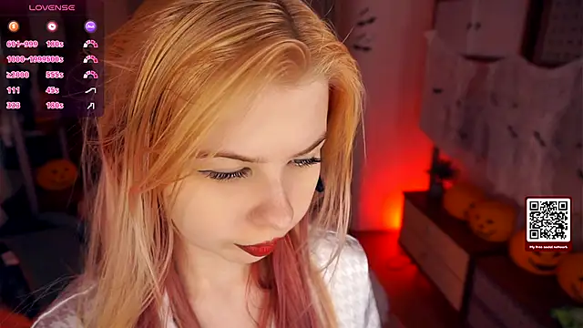 Snapshot of LynetHakes chatting on October 2025 04:20:01 AM LynetHakes online show from October 2025 04:20:01 AM