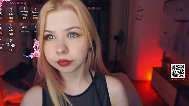 Snapshot of LynetHakes chatting on October 2025 04:20:02 AM LynetHakes online show from October 2025 04:20:02 AM