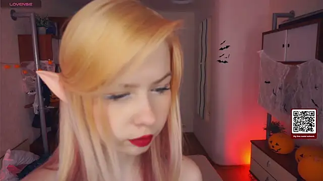 Snapshot of LynetHakes chatting on October 2025 04:26:01 AM LynetHakes online show from October 2025 04:26:01 AM