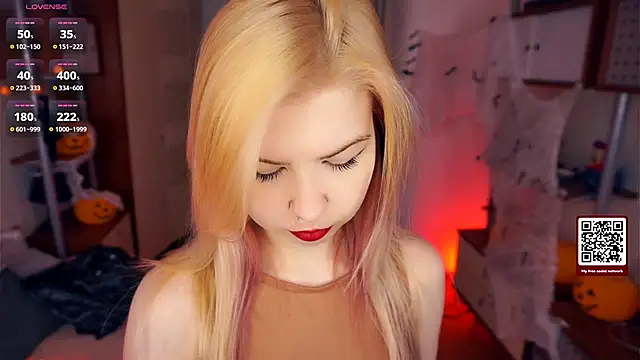 Snapshot of LynetHakes chatting on November 2025 04:25:02 AM LynetHakes online show from November 2025 04:25:02 AM