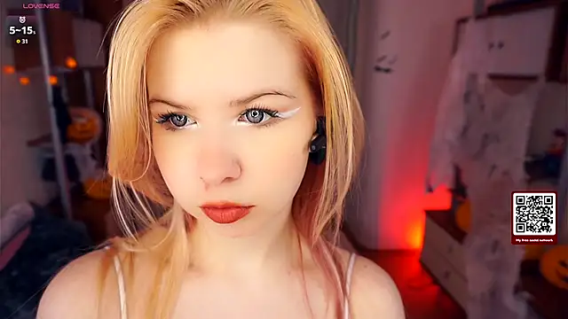 Snapshot of LynetHakes chatting on November 2025 04:23:02 AM LynetHakes online show from November 2025 04:23:02 AM