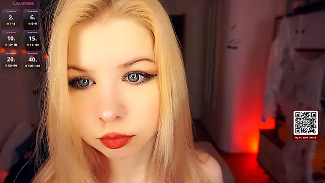 Snapshot of LynetHakes chatting on November 2025 04:35:01 AM LynetHakes online show from November 2025 04:35:01 AM