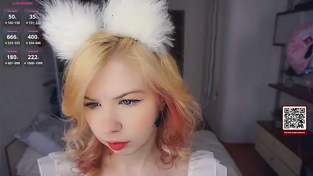 Snapshot of LynetHakes chatting on November 2025 04:22:01 AM LynetHakes online show from November 2025 04:22:01 AM