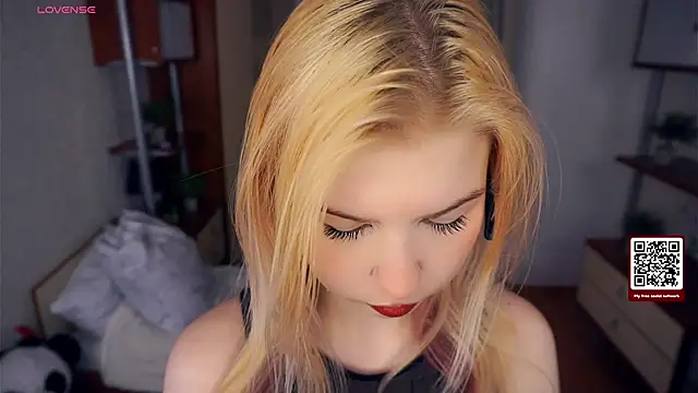 Snapshot of LynetHakes chatting on November 2025 04:18:01 AM LynetHakes online show from November 2025 04:18:01 AM