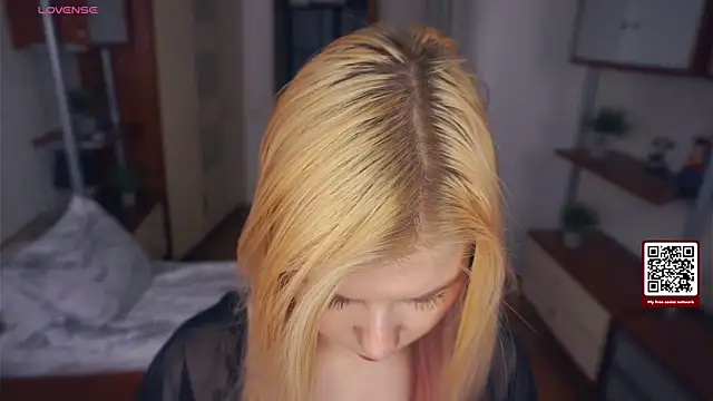 Snapshot of LynetHakes chatting on November 2025 04:23:02 AM LynetHakes online show from November 2025 04:23:02 AM