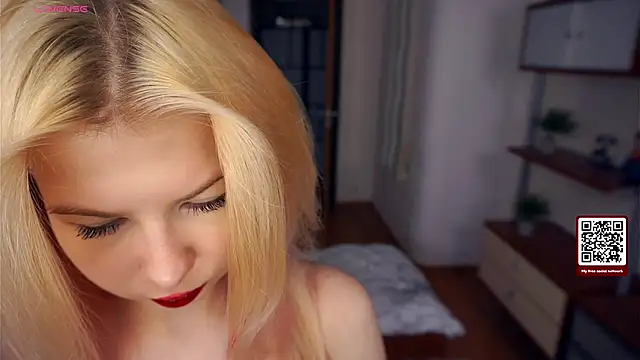 Snapshot of LynetHakes chatting on November 2025 04:22:02 AM LynetHakes online show from November 2025 04:22:02 AM