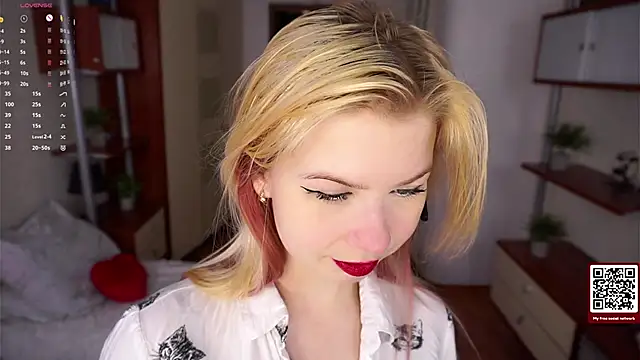 Snapshot of LynetHakes chatting on December 2025 09:22:01 PM LynetHakes online show from December 2025 09:22:01 PM