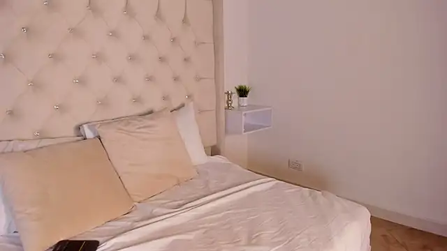 Snapshot of bella_bloomg chatting on February 2025 11:15:02 PM bella bloomg online show from February 2025 11:15:02 PM