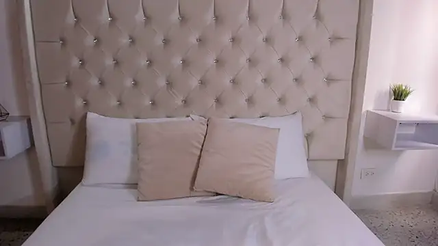 Snapshot of bella_bloomg chatting on March 2025 08:20:02 PM bella bloomg online show from March 2025 08:20:02 PM