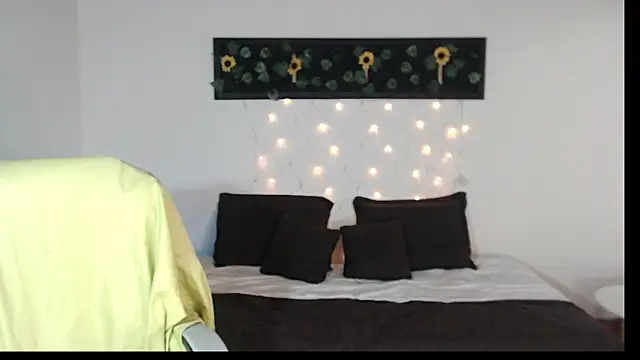 saray  jones online show from February 2025 03:05:01 PM