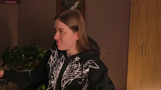 eilynxx online show from February 2025 03:45:02 AM