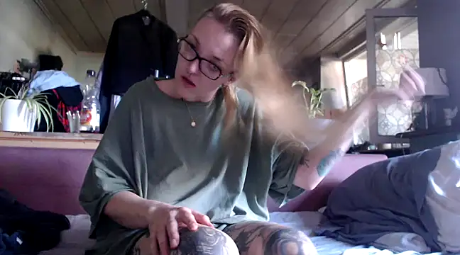 Snapshot of Astrid-Gilbert chatting on March 2025 11:28:01 AM Astrid-Gilbert online show from March 2025 11:28:01 AM