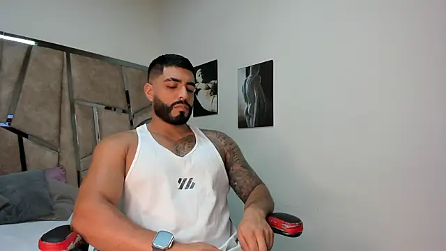 Snapshot of LeandroRusso chatting on February 2025 07:51:01 PM LeandroRusso online show from February 2025 07:51:01 PM