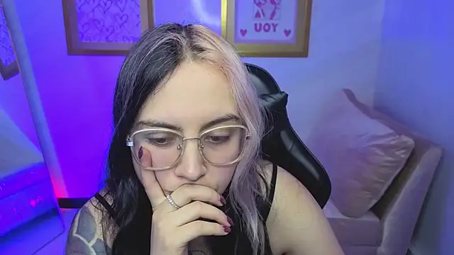 Hela v online show from January 2026 08:01:02 PM