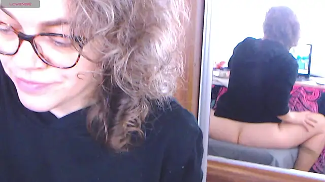 Snapshot of Ju-Hot chatting on January 2025 02:58:01 PM Ju-Hot online show from January 2025 02:58:01 PM