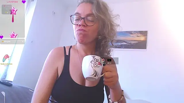 Snapshot of Ju-Hot chatting on September 2025 02:08:01 PM Ju-Hot online show from September 2025 02:08:01 PM