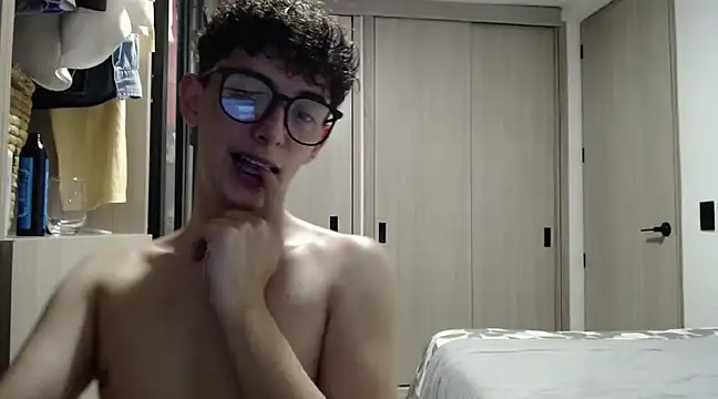 Snapshot of miketwink chatting on March 2025 01:14:01 AM miketwink online show from March 2025 01:14:01 AM