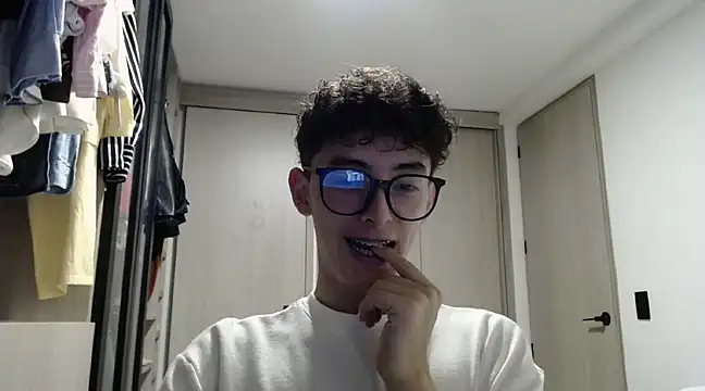 Snapshot of miketwink chatting on March 2025 01:00:01 AM miketwink online show from March 2025 01:00:01 AM