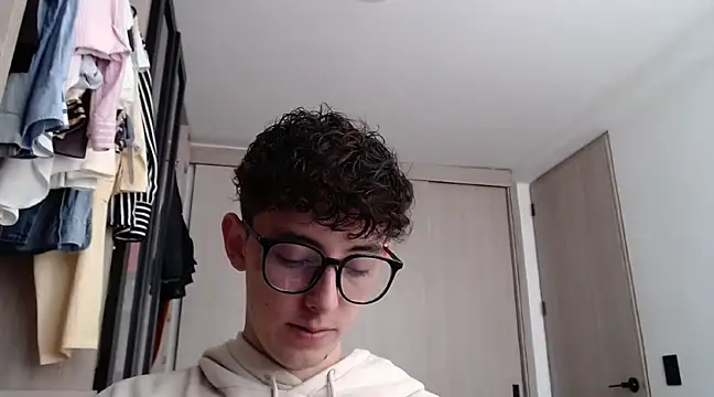 Snapshot of miketwink chatting on March 2025 09:10:02 PM miketwink online show from March 2025 09:10:02 PM