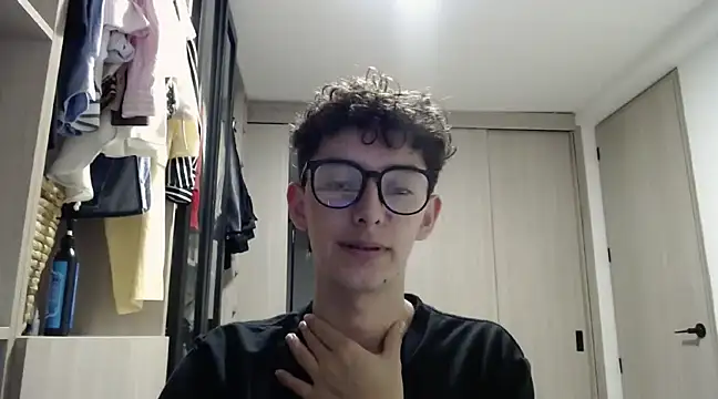 Snapshot of miketwink chatting on March 2025 04:39:02 AM miketwink online show from March 2025 04:39:02 AM