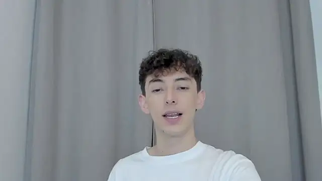 Snapshot of miketwink chatting on October 2025 12:46:02 AM miketwink online show from October 2025 12:46:02 AM