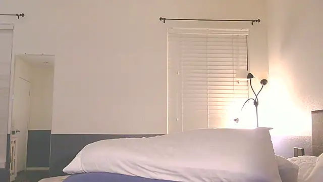 Snapshot of MilfRayne chatting on February 2025 09:04:01 AM MilfRayne online show from February 2025 09:04:01 AM