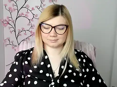 Snapshot of Lola_moree chatting on April 2026 11:41:01 AM Lola moree online show from April 2026 11:41:01 AM